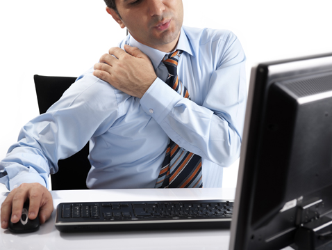 Bildmaterial: Mann mit Nackenschmerzen im Büro